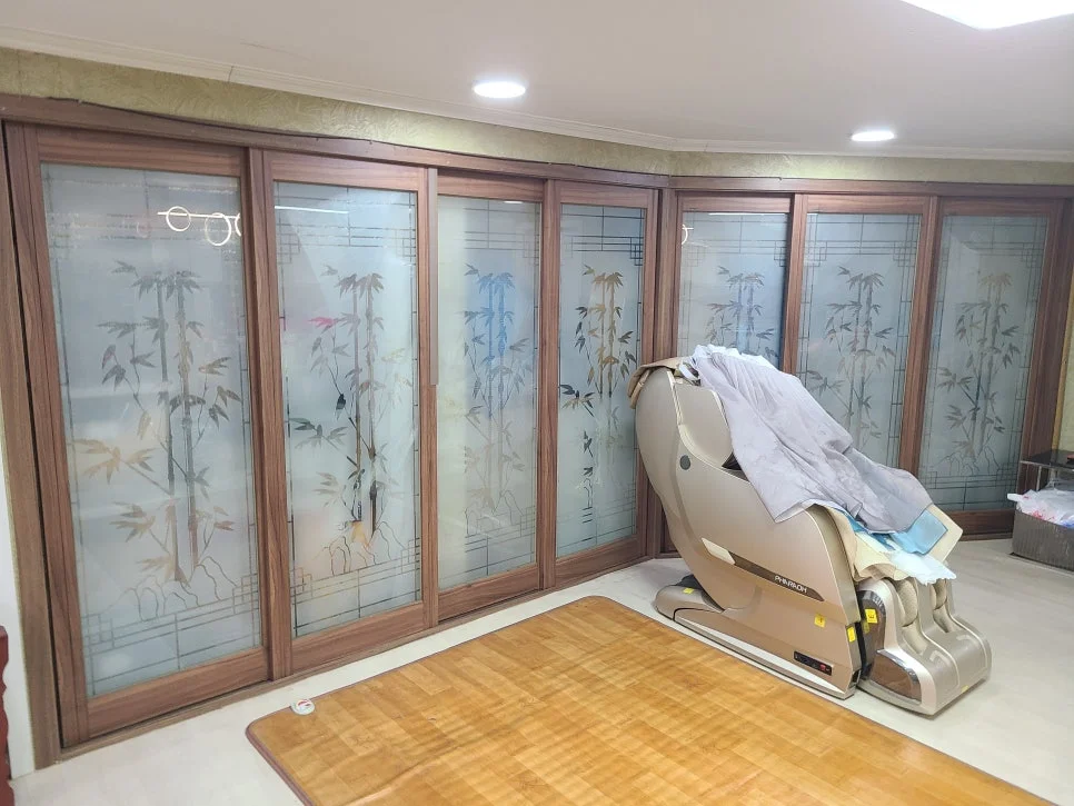 안산 상록구 일동 커튼 맞춤 가공, 신당의 인테리어 시선 차단과 원룸 우풍을 제어하는 연베이지 90% 암막 및 도톰 쉬폰의 기능적 조율